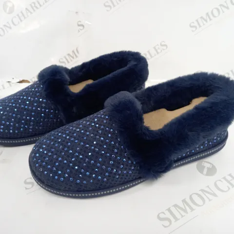 BOXED PAIR OF SKECHERS COZY SLIPPERS IN NAVY SIZE 4.5