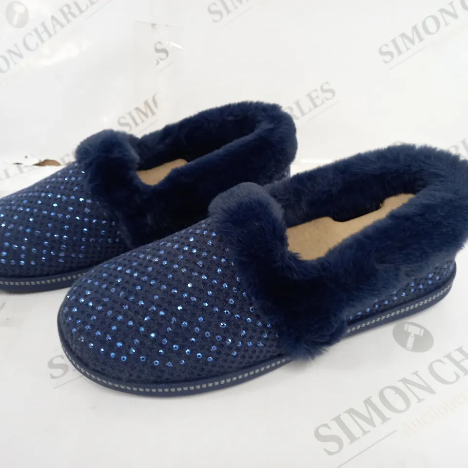BOXED PAIR OF SKECHERS COZY SLIPPERS IN NAVY SIZE 4.5