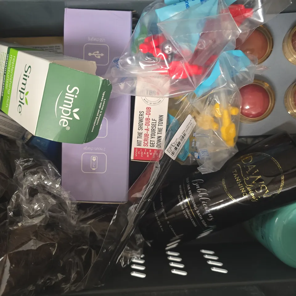 APPROXIMATELY 12 ASSORTED COSMETIC ITEMS INCLUDING VARIOUS MAKES AND BRANDS - COLLECTION ONLY