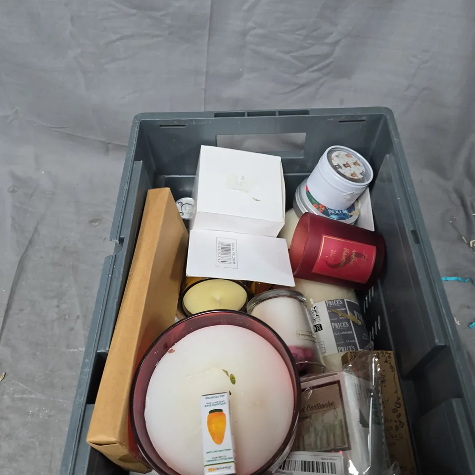 TOTE OF APPROXIMATELY 15 ASSORTED ITEMS TO INCLUDE: 2X CANDLES