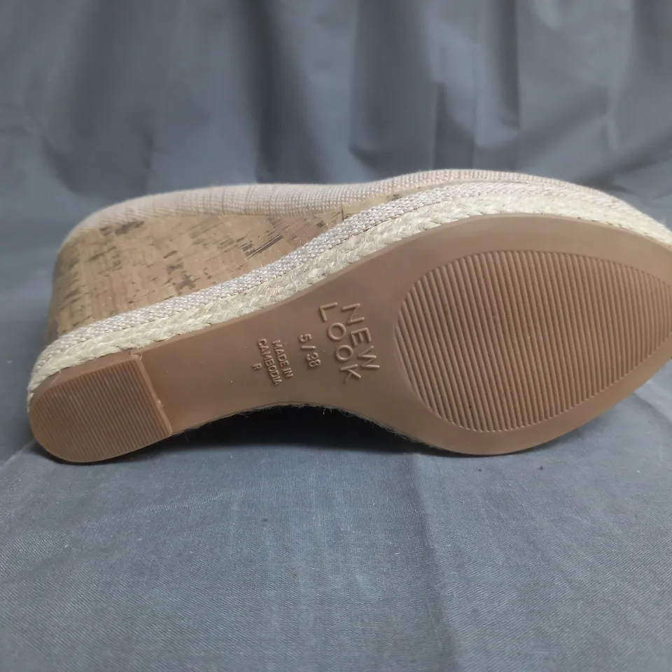 BOX OF APPROXIMATELY 8 WEDGE SHOES IN VARIOUS IN THE COLOR OAT MEAL 