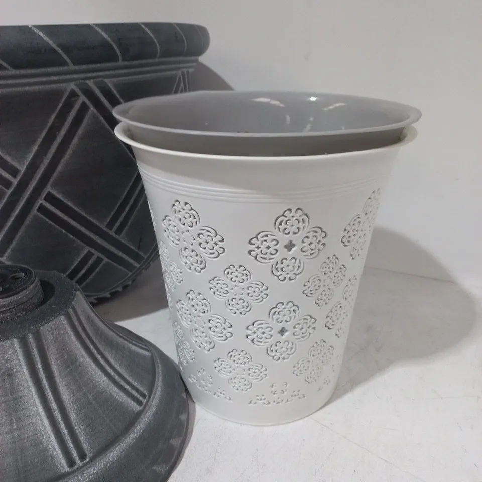 LOT OF 3 ASSORTED PLASTIC PLANT POTS