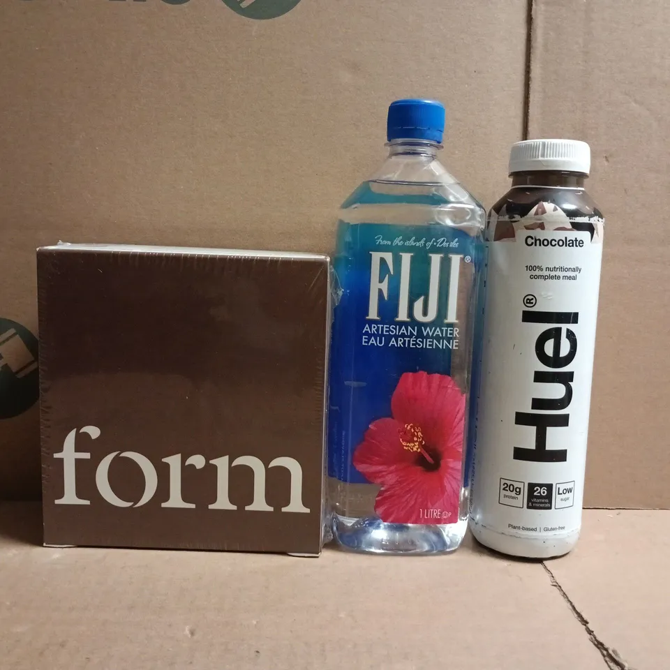 APPROXIMATELY 5 ASSORTED FOOD AND DRINK ITEMS TO INCLUDE HUEL, FIJI, ETC