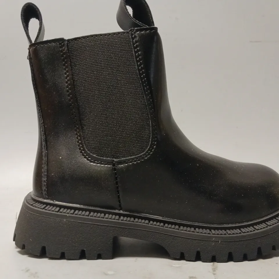 BOXED PAIR OF DESIGNER KIDS SIDE-ZIP CHELSEA BOOTS IN BLACK EU SIZE 28