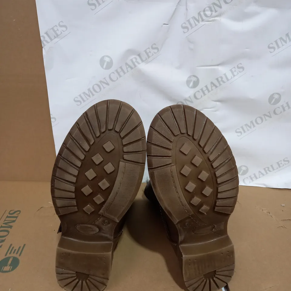 PAIR OF BOXED PRESS STUD FOLD DOWN BIKER STYLER ANKLE BOOTS SIZE 5 