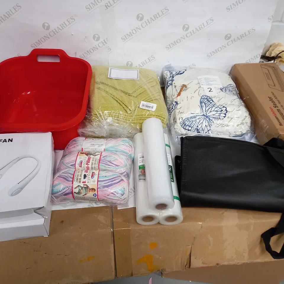 LOT OF APPROX 10 ASSORTED ITEMS TO INCLUDE TOWELS, PERSONAL FANS, VACUUM SEALER ETC