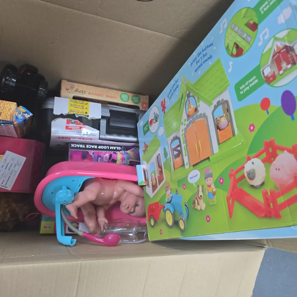 APPROXIMATELY 8 ASSORTED TOYS & GAMES PRODUCTS TO INCLUDE MECCANO SUPER CONSTRUCTION SET, WOODLETS ALPHABET ABACUS, HAPPYLAND FARM, ETC