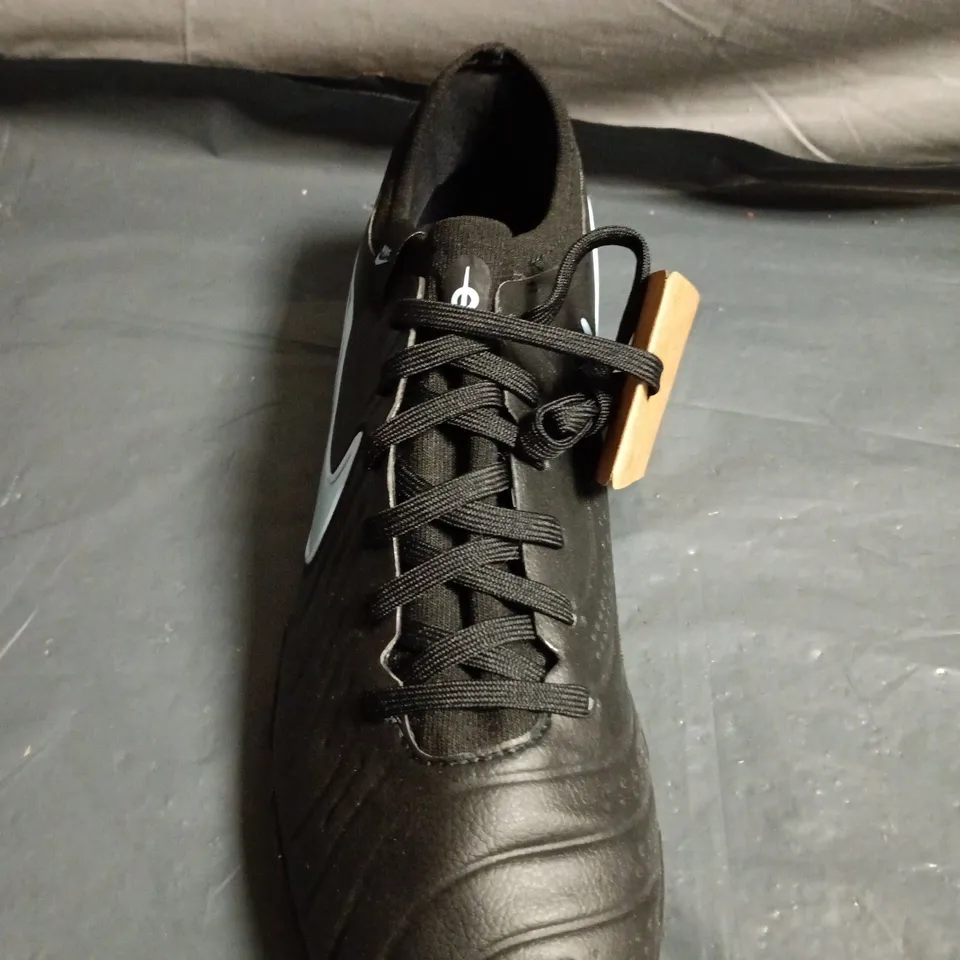 UNBOXED PAIR OF NIKE TRAINERS - UK SIZE 9.5