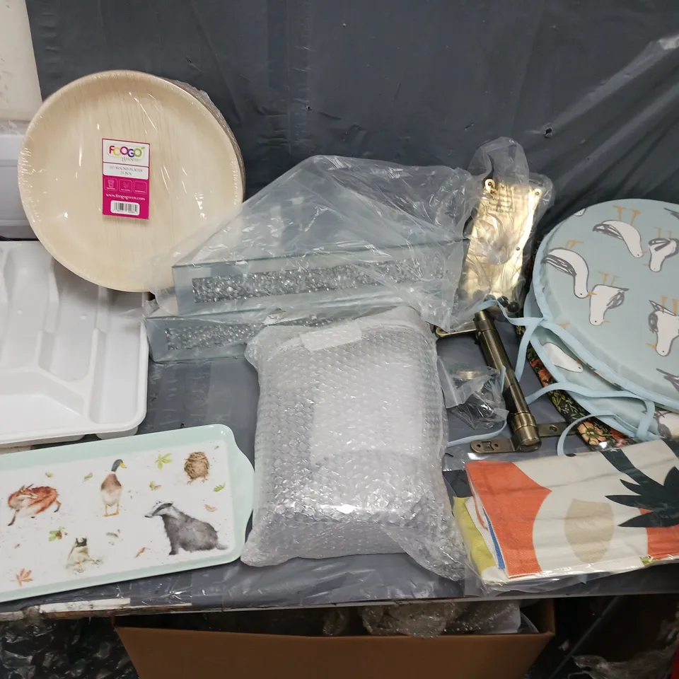 BOX OF APPROXIMATELY 15 ASSORTED ITEMS TO INCLUDE - SERVING TRAY, GOOGO GREEN 25 PLATES, AND GLASS TRIANGLE JEWELLERY BOXES ETC. 