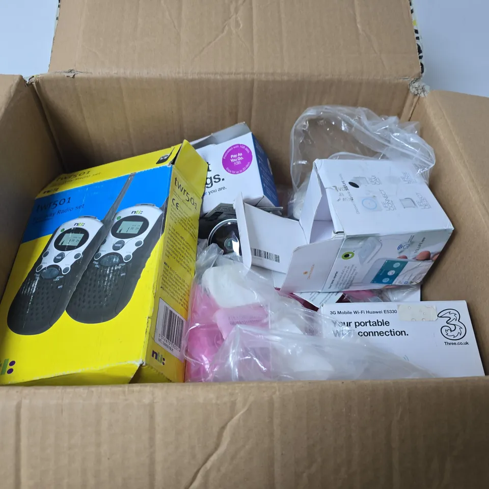 BOX OF APPROXIMATELY 20 ASSORTED ELECTRICAL ITEMS TO INCLUDE WALKIE TALKIES , PHONE HOLDERS AND CABLES