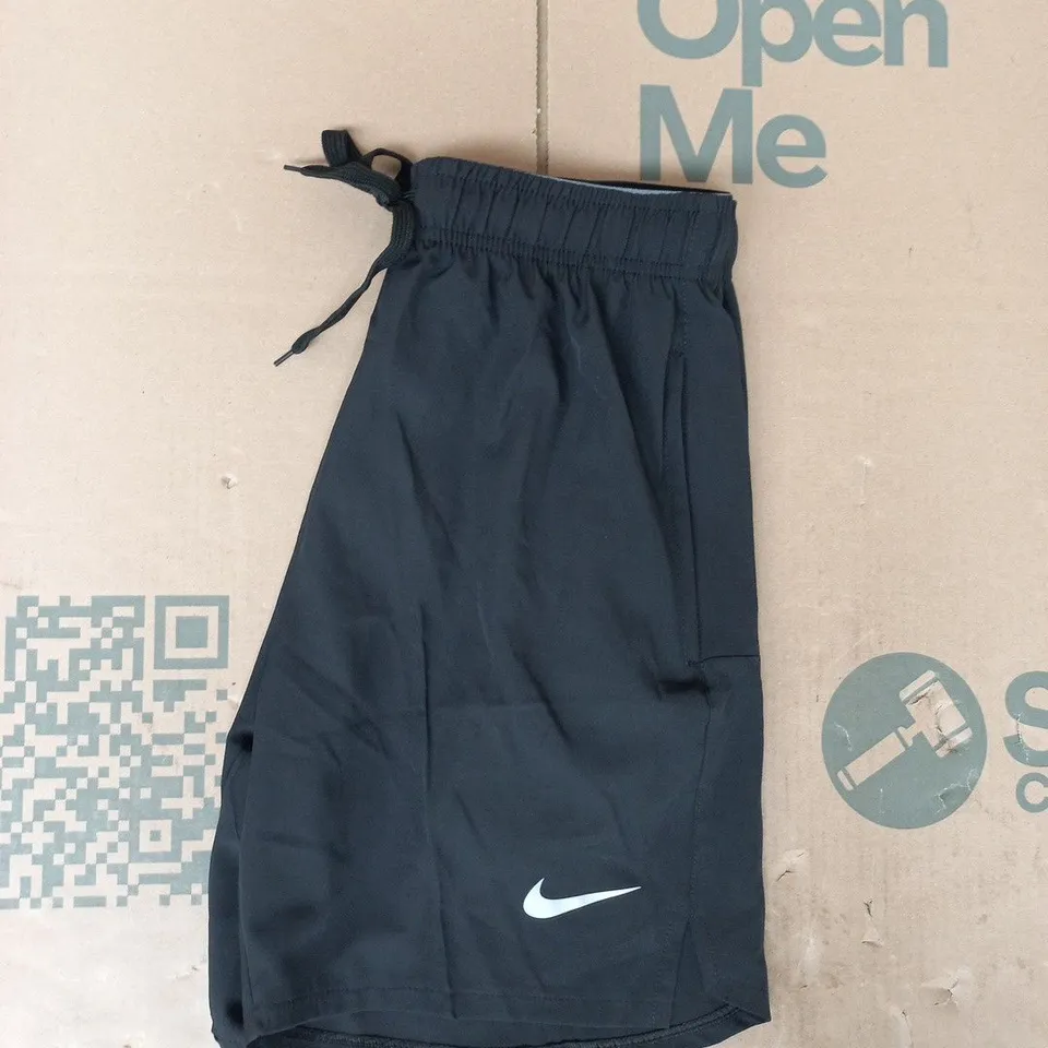 NIKE SHORTS IN BLACK SIZE MEDIUM