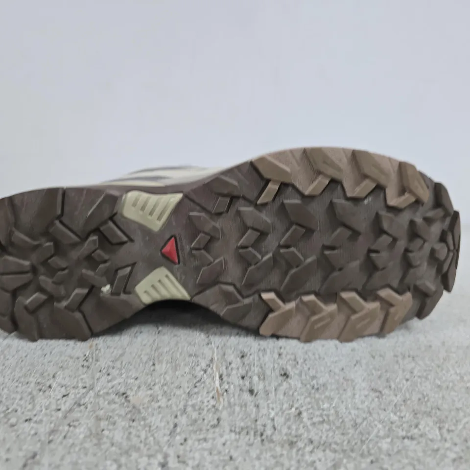 PAIR OF SALOMON HIKING SHOES – UK SIZE 7.5