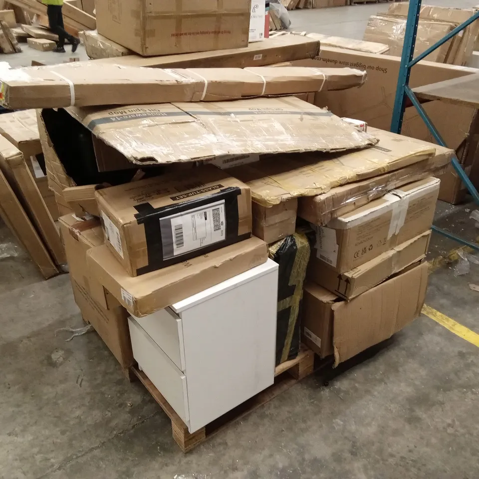 PALLET OF ASSORTED HOUSEHOLD GOODS AND INCOMPLETE FURNITURE PARTS TO INCLUDE; AIR FRYER. BEDSIDE TABLE, LIGHTING PRODUCTS ETC