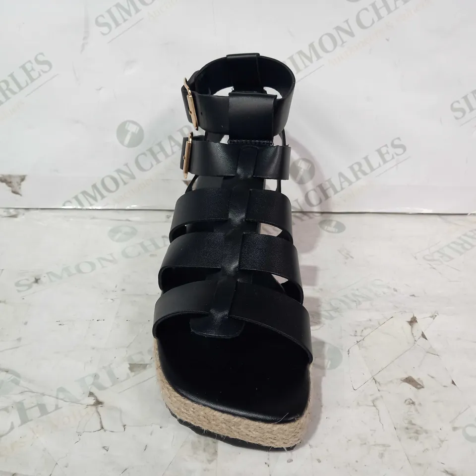 BOXED PAIR OF DESIGNER OPEN TOE STRAPPY SANDALS IN BLACK SIZE UNSPECIFIED