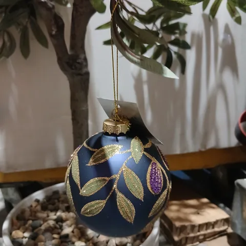 SIX BRAND NEW GISELA GRAHAM LONDON CHRISTMAS BAUBLE – BLUE WITH GLITTER LEAF DESIGN