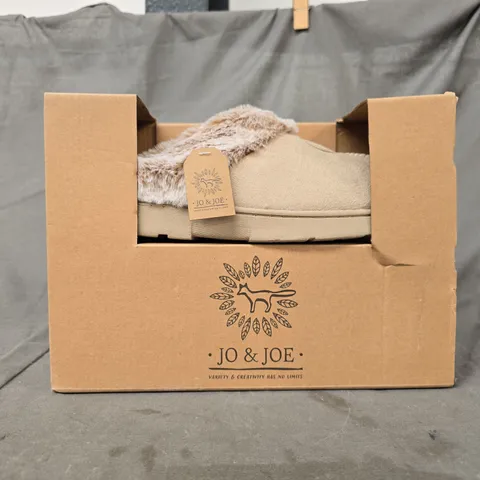 BOXED PAIR OF JO & JOE SPLENDOUR SLIPPERS IN SAND SIZE 5
