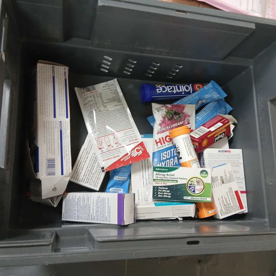 APPROXIMATELY 20 ASSORTED HEALTH SUPPLEMENTS AND OTC MEDICINES – MIXED LOT (FEROGLOBIN, CENTRUM, POCARI SWEAT)