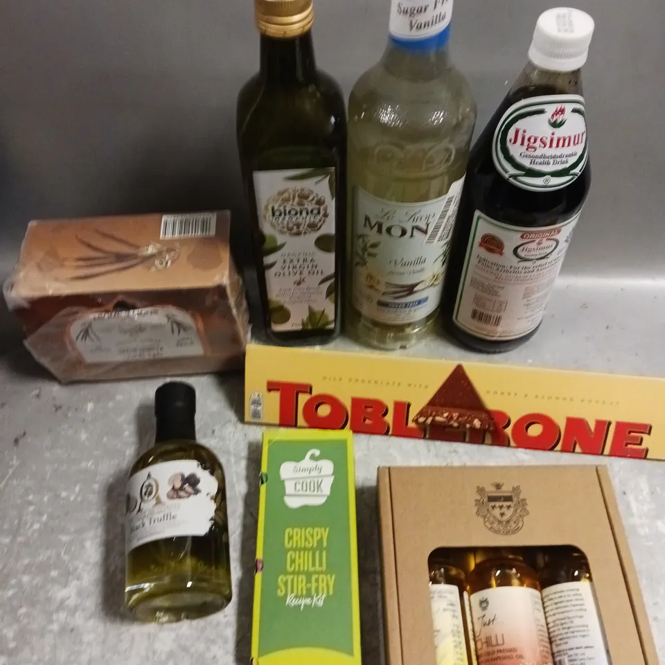 APPROXIMATELY 9 ASSORTED FOOD/DRINK PRODUCTS TO INCLUDE TOBLERONE, BLACK TRUFFLE OIL, EXTRA VIRGIN OLIVE OIL ETC 