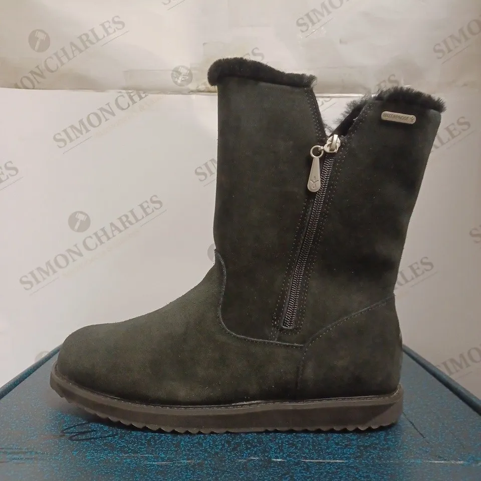 BOXED EMU GRAVELLY BOOTS, BLACK - SIZE 7