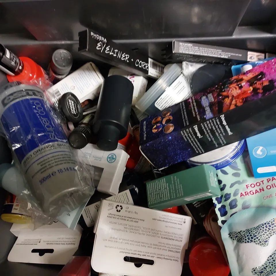 BOX OF APPROX 20 COSMETIC ITEMS TO INCLUDE GIVE ME SHAMPOO, BATH&BODY WORKS BODY CREAM, TILDAS TRIBE GOAT MILK SOAP