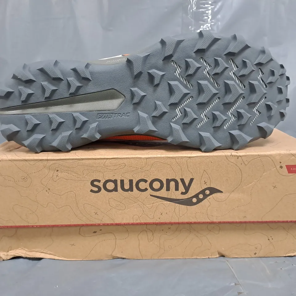 BOXED PAIR OF SAUCONY PEREGRINE 14 SHOES IN GREY/ORANGE SIZE UK 9