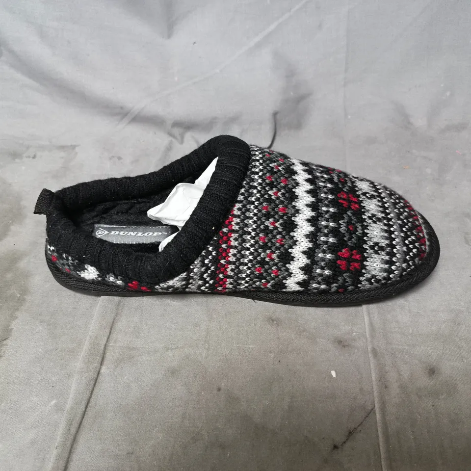 DUNLOP KNIT PATTERN SLIPPERS – BLACK/WHITE/RED UK SIZE 7