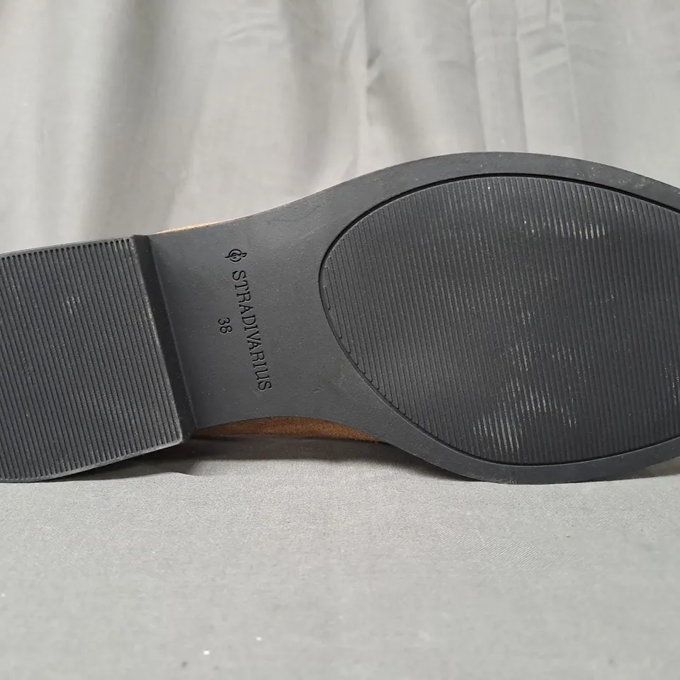 PAIR OF STRADIVARIUS LOAFERS IN BROWN EU SIZE 38