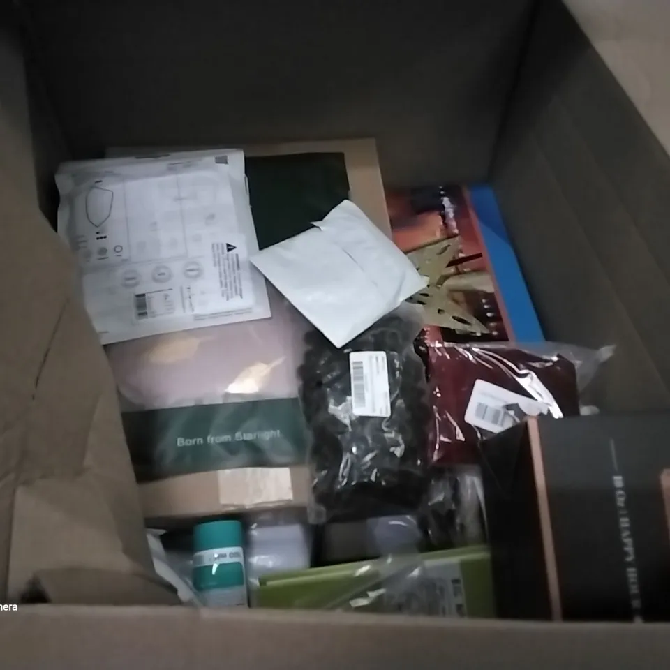 PALLET OF ASSORTED ITEMS INCLUDING WHISKEY GLASS, PICTURE HANGING KIT, TRAVEL WASH, PHONE CASE, SLOW COOKER COOKBOOK, WATERING CAN