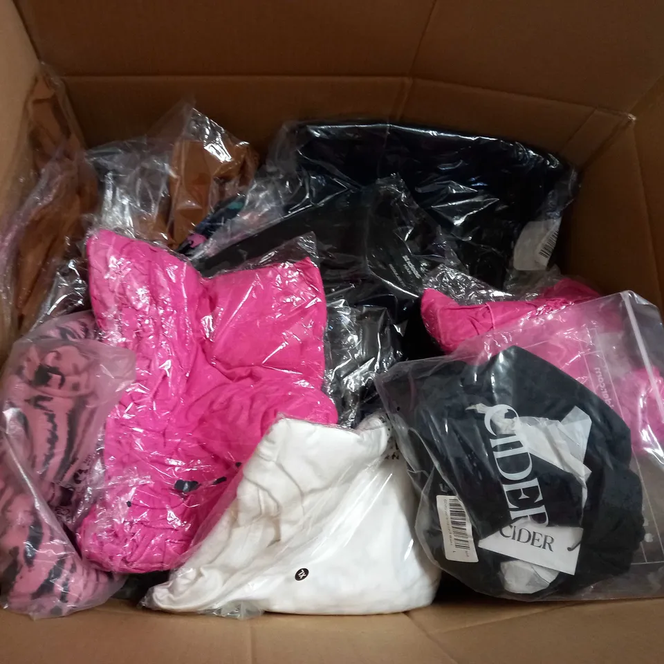 LOT OF APPROX 25 ASSORTED CLOTHING ITEMS VARYING IN SIZE/COLOUR/STYLE TO INCLUDE: TROUSERS, TOPS, DRESSES