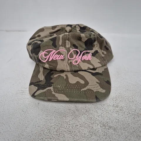 STRADIVARIUS CAMOUFLAGE CAP WITH PINK 'NEW YORK' EMBROIDERY – UK M