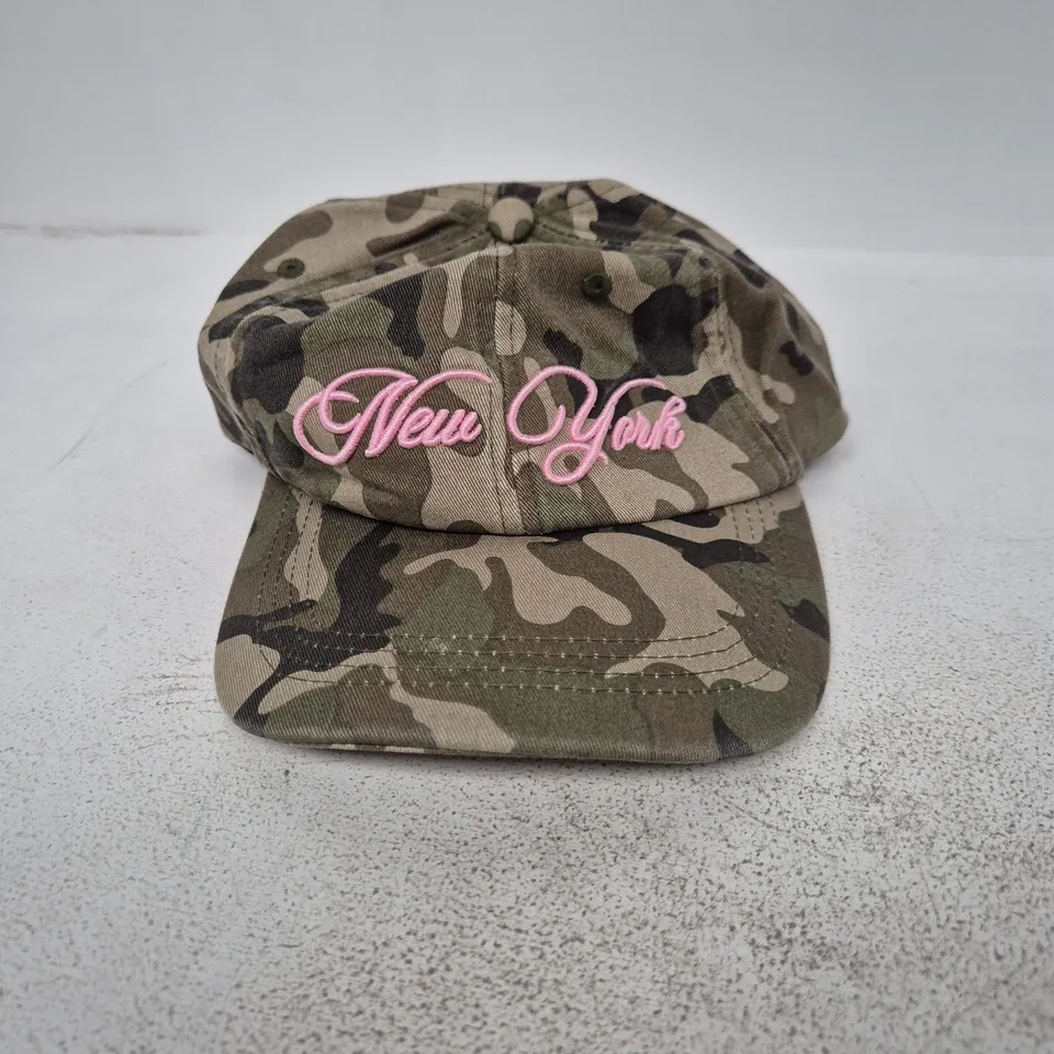 STRADIVARIUS CAMOUFLAGE CAP WITH PINK 'NEW YORK' EMBROIDERY – UK M