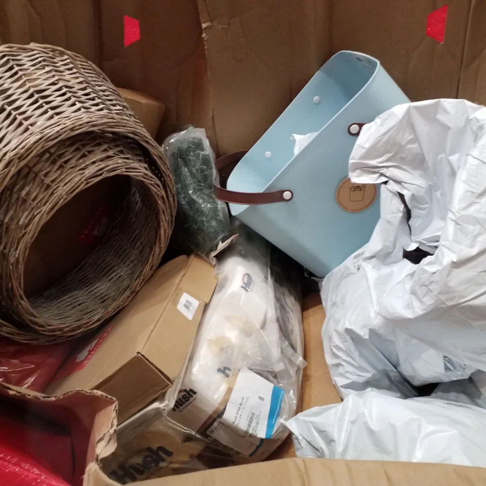 PALLET CONTAINING ASSORTED PRODUCTS INCLUDING AIR FRYER, ELECTRIC COOKER, KEPLIN PICK UP TOOL, KNEELING MAT, LIFTING BELT & TOY CHEST 