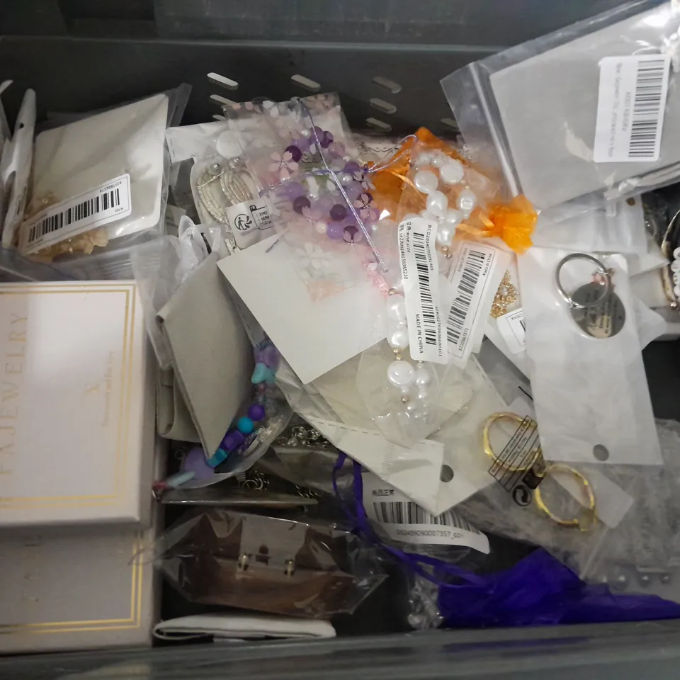 LOT OF ASSORTED JEWELLERY AND WATCH ITEMS TO INCLUDE ASTRID & MIYU, MREURIO AND NADEIN