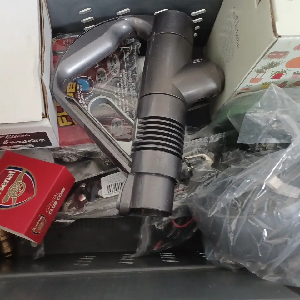 BOX OF APPROXIMATELY 12 ASSORTED ITEMS TO INCLUDE - CURTAIN ROB - CAMPING GAS HOSE - ARSENAL COIN ETC