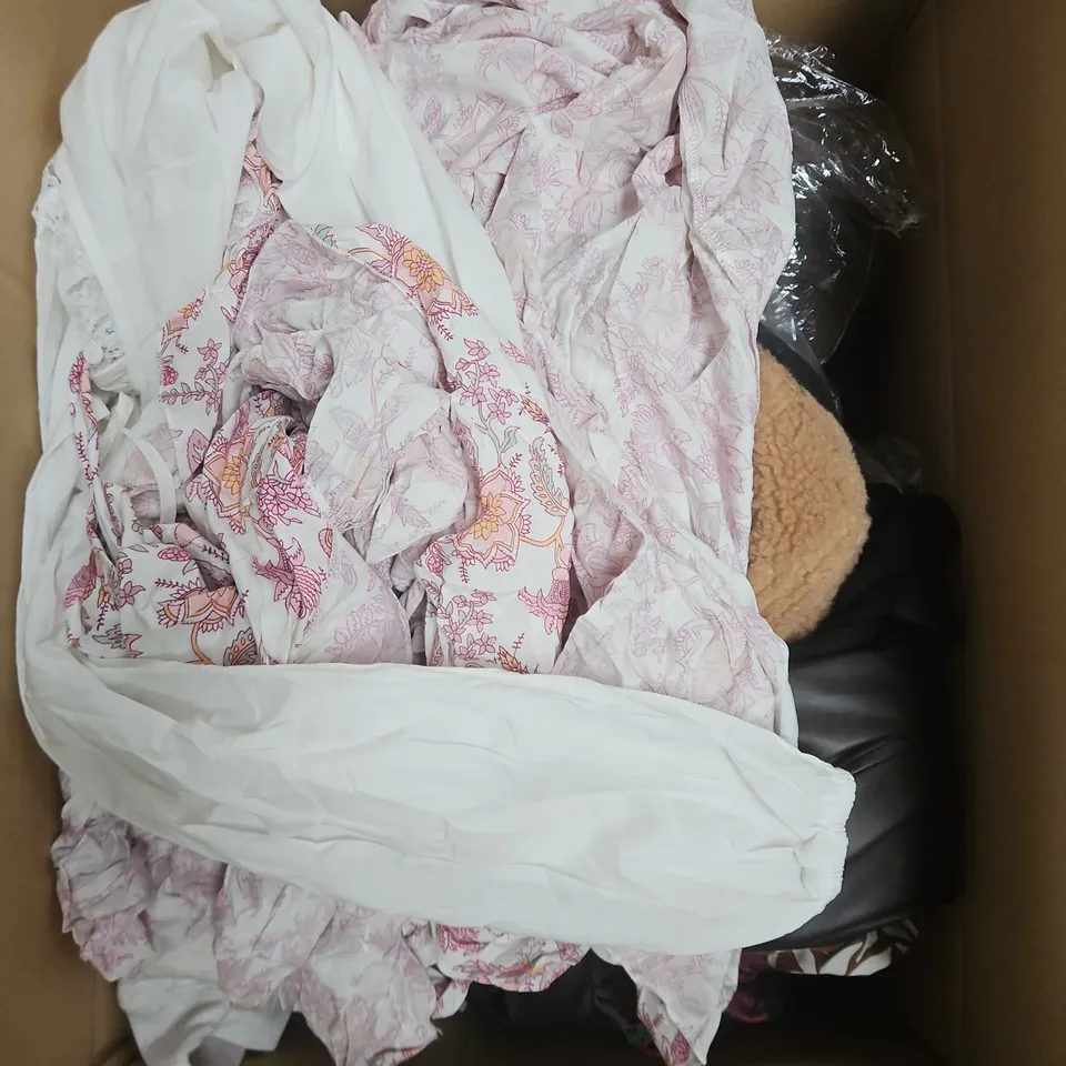 APPROXIMATELY 25 ASSORTED CLOTHING PRODUCTS IN VARIOUS STYLES & SIZES TO INCLUDE JACKETS, T-SHIRTS, DRESSES ETC