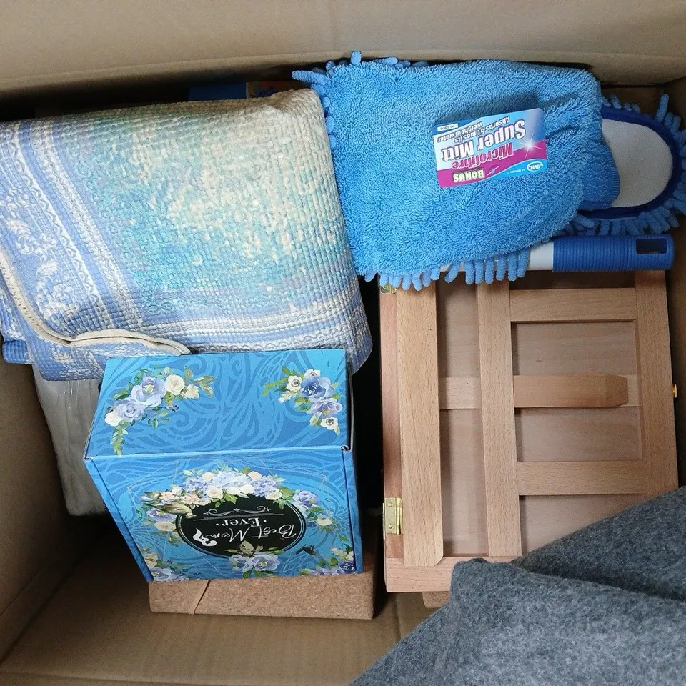 APPROXIMATELY 15 ASSORTED HOUSEHOLD ITEMS TO INCLUDE MICROFIBRE SUPER MOP, YOGA MATTRESS BLOCK, BEST MUM EVER GIFTSET, ETC