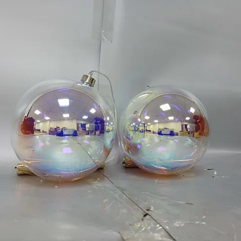 BOXED BUNDLEBERRY BY AMANDA HOLDEN SET OF 2 PRE-LIT GLOBES