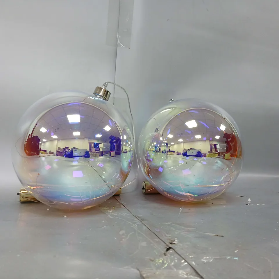 BOXED BUNDLEBERRY BY AMANDA HOLDEN SET OF 2 PRE-LIT GLOBES