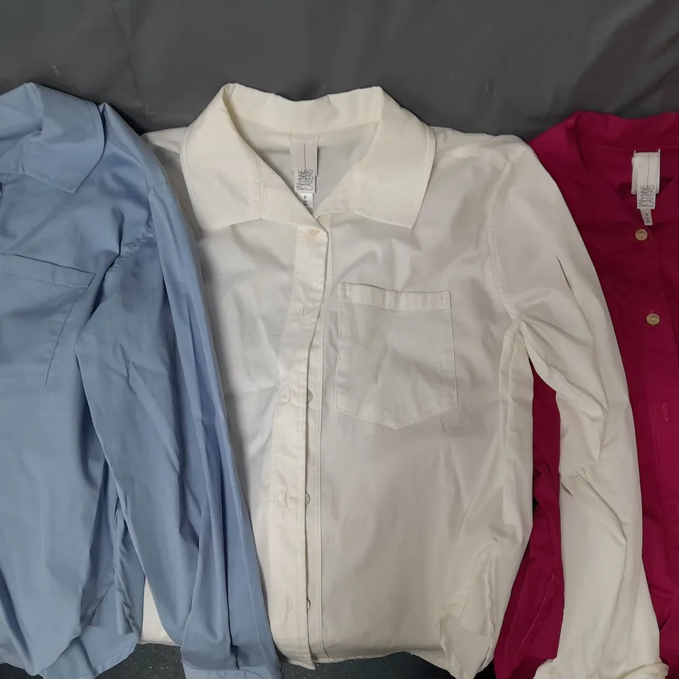 BOX OF APPROXIMATELY 10 ASSORTED CLOTHING AND FASHION ITEMS IN VARIOUS STYLES, SIZES, AND COLOURS - COLLECTION ONLY