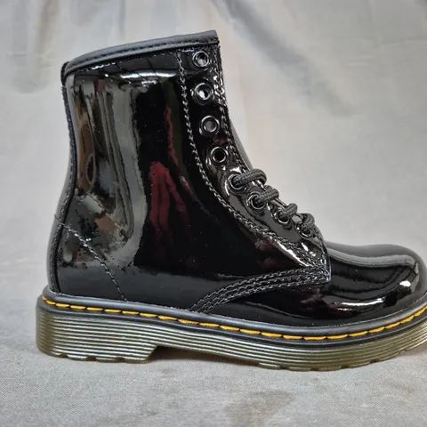 BOXED PAIR OF DR MARTENS CHILDREN'S 1460 ANKLE BOOTS IN BLACK UK SIZE 10