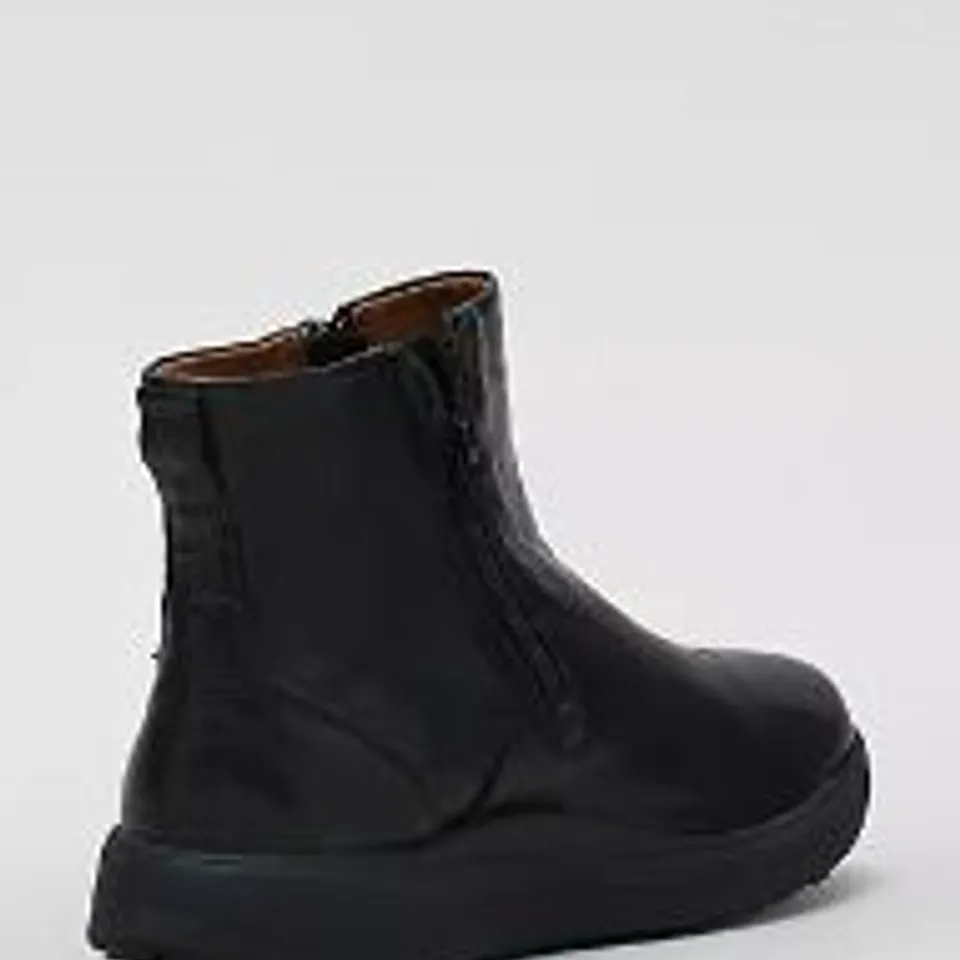 STRIVE BAMFORD II WATER RESISTANT ANKLE BOOT BLACK SIZE 6 AND A HALF