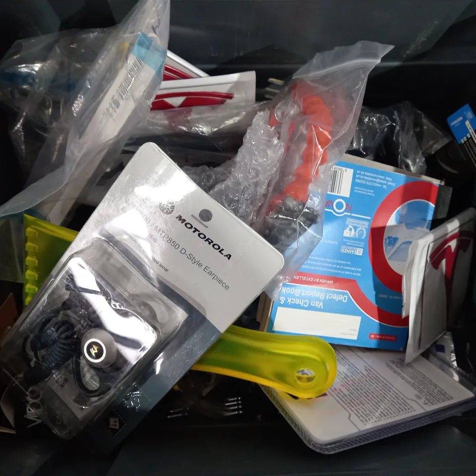 LOT OF ASSORTED ITEMS TO INCLUDE BIKE SEAT / ICE SCRAPER/ HEAD LIGHT 