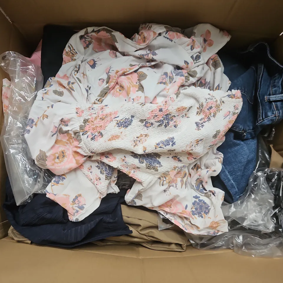 APPROXIMATELY 35ASSORTED CLOTHING ITEMS IN VARIOUS SIZES, STYLES & COLOURS TO INCLUDE JEANS, DRESSES, SKIRT, ETC - COLLECTION ONLY