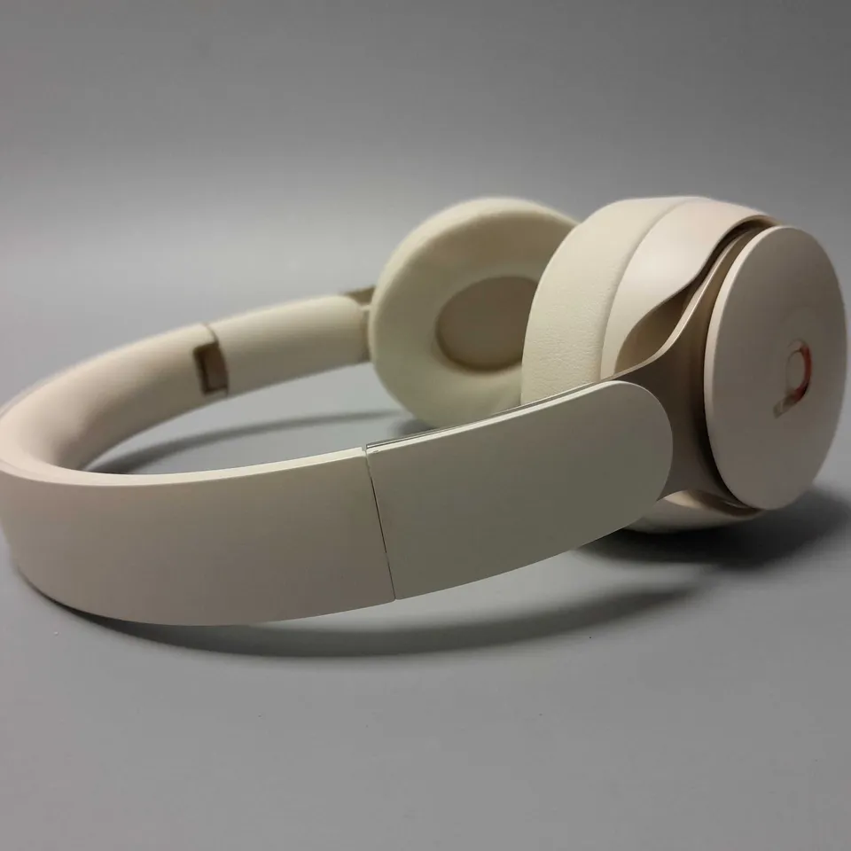 BEATS TRUE WIRELESS HEADPHONES IN WHITE
