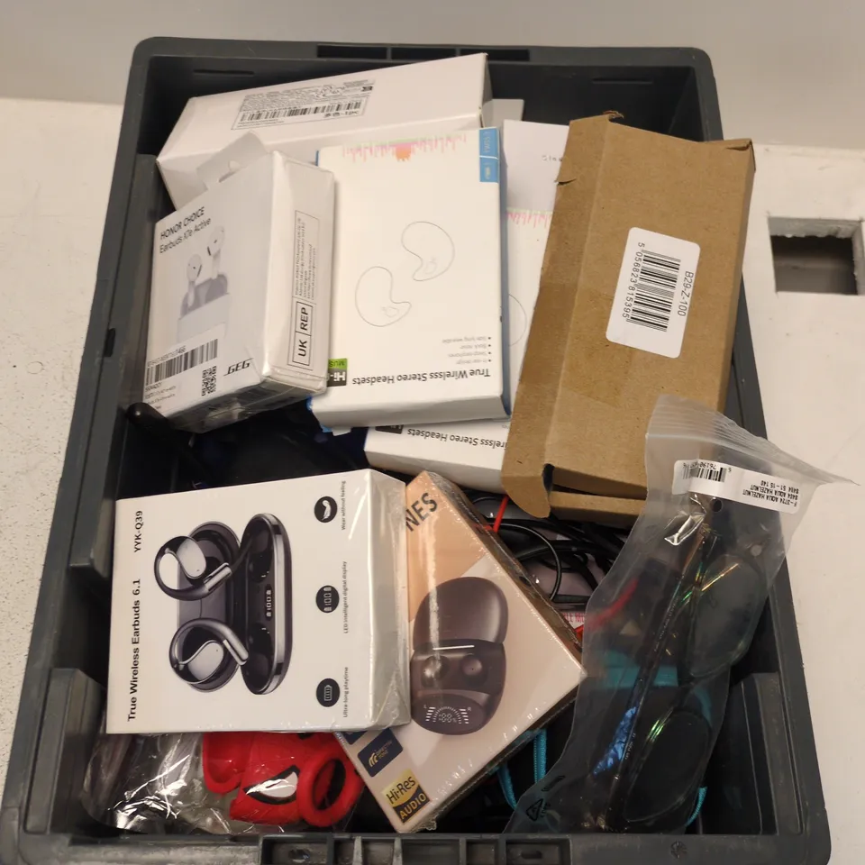 BAG CONTAINING A MIX OF APPROXIMATELY 25 ASSORTED ITEMS INCLUDING GLASSES, EARPHONES, CD'S ETC.