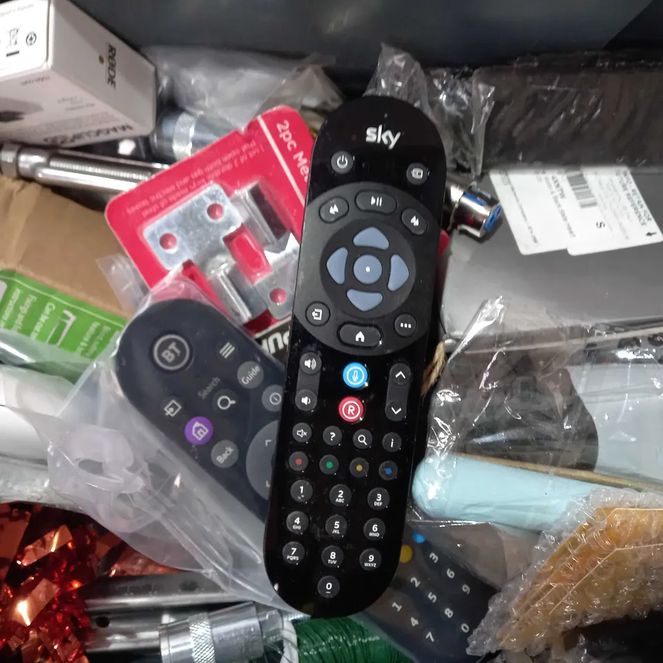 LOT OF APPROXIMATELY 10 ASSORTED HOUSEHOLD ITEMS TO INCLUDE DRAKES PRIDE SUPALOCK GOLD, ONBALANCE DIGITAL MINI SCALES, RAPIDE BROWN WOOD FILLER, ETC