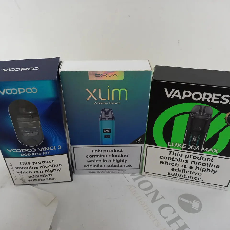 APPROXIMATELY 20 VAPES & E-CIGARETTES TO INCLUDE VOOPOO VINCI 3, OXVA XLIM, VAPORESSO XR MAX ,ETC