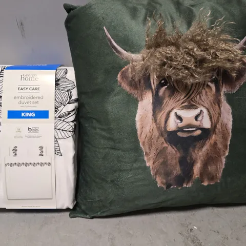 BOX OF APPROXIMATELY 12 ASSORTED ITEMS TO INCLUDE - EMBROIDERED DUVET SET KING , HIGHLAND COW CUSHION ETC