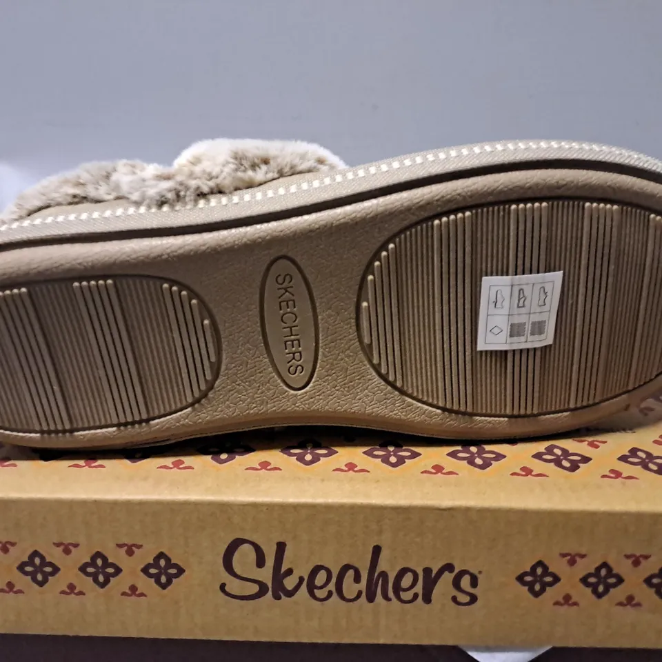 BOXED SKECHERS COZY CAMPFIRE FRESH TOAST IN DARK TAUPE - UK 6 