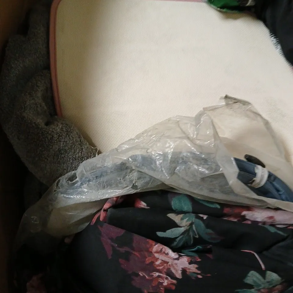 BOX OF APPROX 10 ASSORTED HOUSEHOLD ITEMS TO INCLUDE CUSHION, BLANKET, STRAWBERRY PONCHO, ETC